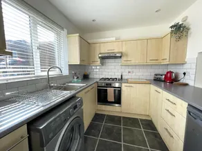 Contemporary-styled 3-Bed House - Image 5