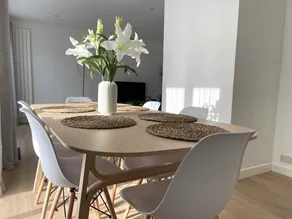 Contemporary-styled 3-Bed House - Image 2
