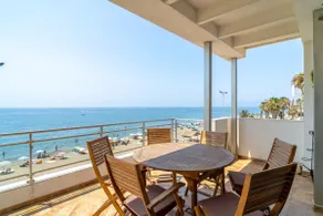 Beachfront penthouse with ocean views - Image 4