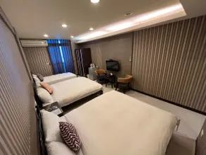508 - Five-person room - 2 double beds 1 single bed - Image 3