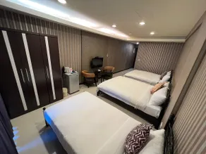 508 - Five-person room - 2 double beds 1 single bed - Image 5