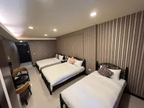 508 - Five-person room - 2 double beds 1 single bed - Image 4