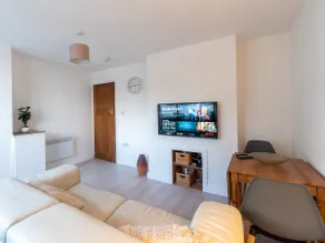 Luxury ground floor modern flat close to city with free parking - Image 2