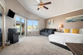 Lakefront Haven | Boat Rental | Sleeps 4 people - Image 2
