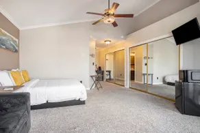 Lakefront Haven | Boat Rental | Sleeps 4 people - Image 3