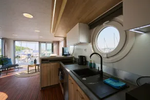 Houseboat - Image 3