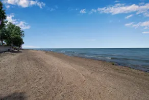 House by Lake Erie beach access. Large yard space - Image 2