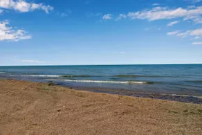 House by Lake Erie beach access. Large yard space - Image 3