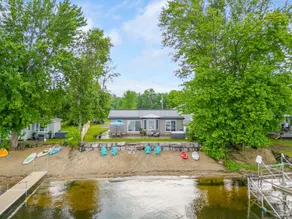 Waterfront Cozy Cottage, Hot Tub and Amazing Views - Image 3