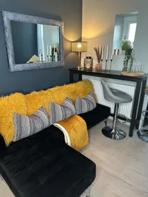 City apartment with cinema and parking (sleeps 4) - Image 2