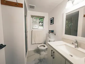 Lakeside Cottage - Image 4