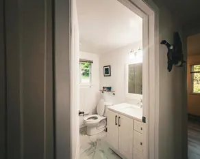 Lakeside Cottage - Image 3