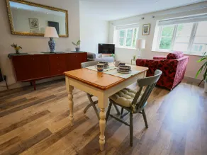 Spacious 1-bed apartment with super king or twin in central Charlbury, Cotswolds - Image 2