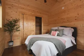 Peaceful & Cozy Cabin in Private Forbes Park - Image 5