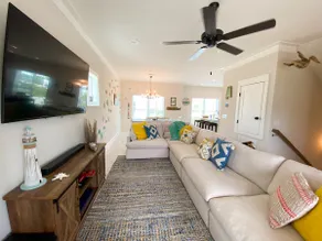 Cozy Beach House, Pool, Easy access to Beaches - Image 4