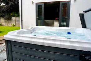 Beautiful home with hot tub near Cambridge - Image 5