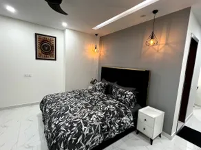 Chic Noir 1-BR Apt in Gulberg - Image 4