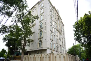 Chic Noir 1-BR Apt in Gulberg - Image 5