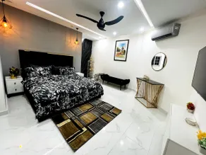 Chic Noir 1-BR Apt in Gulberg - Image 2