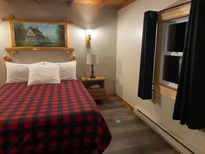 Chalet E- Queen * Pets Allowed - Image 3