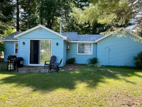 Year round cozy cabin on Trout haven Pond, close to trails & Lake St. Helen - Image 4