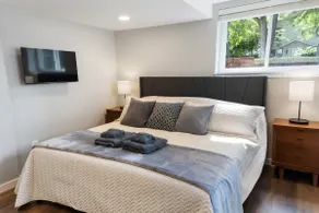 Mid Century King Suite, Close to Everything - Image 2