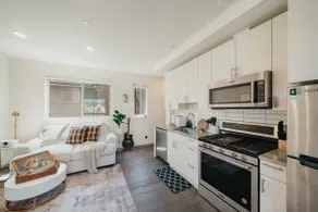 2b2b Modern Upper Unit/1 min to Discovery Park - Image 2