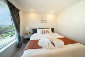 2b2b Modern Upper Unit/1 min to Discovery Park - Image 4