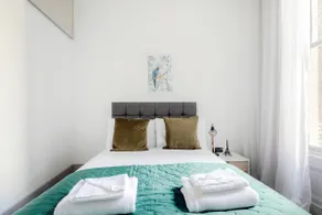 Deluxe Kensington Apartment With Balcony - Image 3