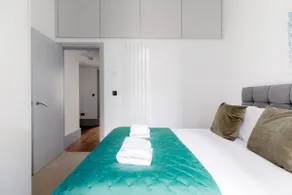 Deluxe Kensington Apartment With Balcony - Image 5