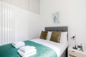 Deluxe Kensington Apartment With Balcony - Image 2