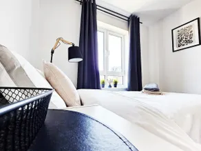 Spacious Two Bedroom Apartment with 2 En-suite Bathrooms Parking included - Image 2