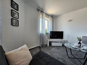 Spacious Two Bedroom Apartment with 2 En-suite Bathrooms Parking included - Image 3