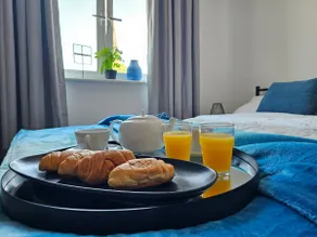 Spacious Two Bedroom Apartment with 2 En-suite Bathrooms Parking included - Image 5