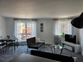 Spacious Two Bedroom Apartment with 2 En-suite Bathrooms Parking included - Image 4