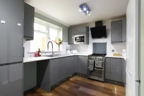 Spacious 4Bed Home near Port Solent with garage - Image 2