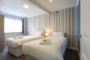 Spacious 4Bed Home near Port Solent with garage - Image 3