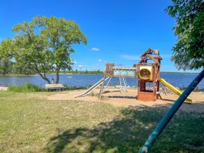 Lakeside Retreat: Steps to Sandy Beach - Image 4