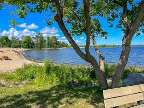 Lakeside Retreat: Steps to Sandy Beach - Image 3