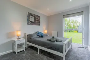 Jodi's Bungalow - Garden and Parking - Image 3