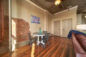 The ”Sonya Phelps” Room Historic Downtown Apt - Image 4