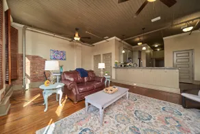 The ”Sonya Phelps” Room Historic Downtown Apt - Image 2