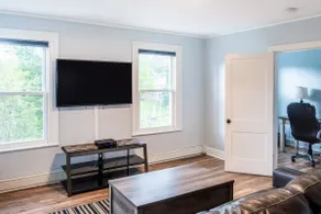 Sunny modern with office space near waterfront! - Image 4