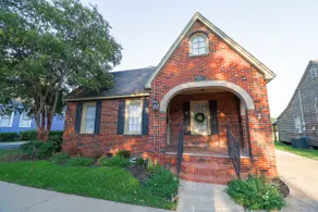 Downtown Riverside Oasis: Deck, Hot Tub & More! - Image 2