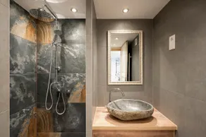 Cute centrally located flat with AC - Image 4