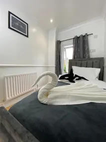 Cosy 3 BR house with free parking, garden & wifi - Image 5