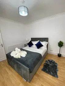 Cosy 3 BR house with free parking, garden & wifi - Image 3