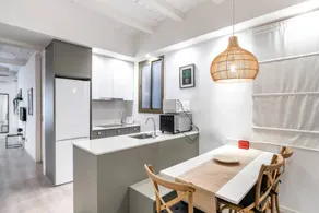 Modern 2BR with balcony in Plaza España - Image 3