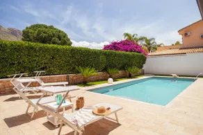 Splinterny villa med swimmingpool, have og bordtennis, et stenkast fra havet - Image 5