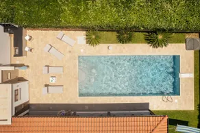 Splinterny villa med swimmingpool, have og bordtennis, et stenkast fra havet - Image 4